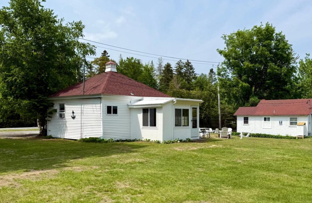 Eden Village Motel and Cottages - Image 4