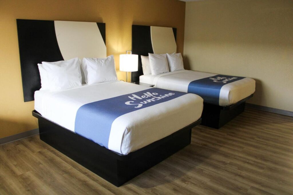 Days Inn by Wyndham Bend - Image 1