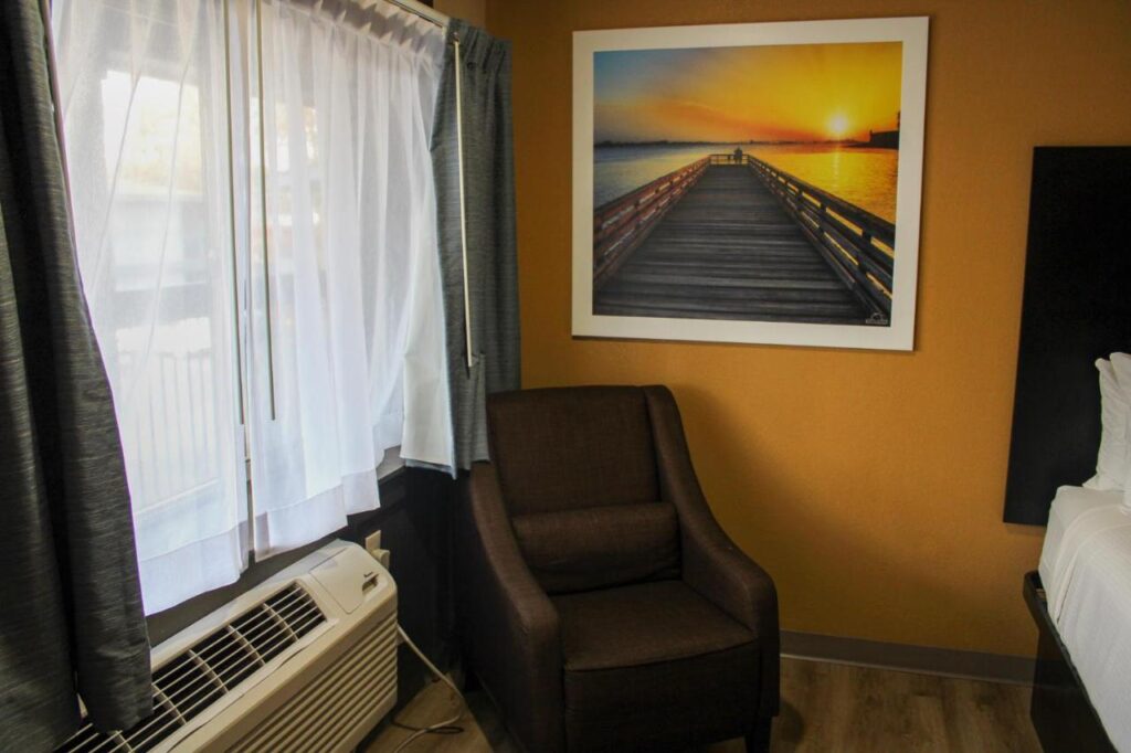 Days Inn by Wyndham Bend - Image 2