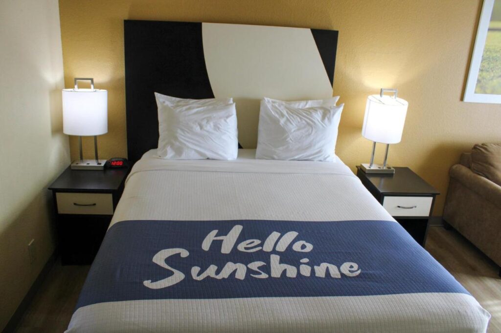 Days Inn by Wyndham Bend - Image 3