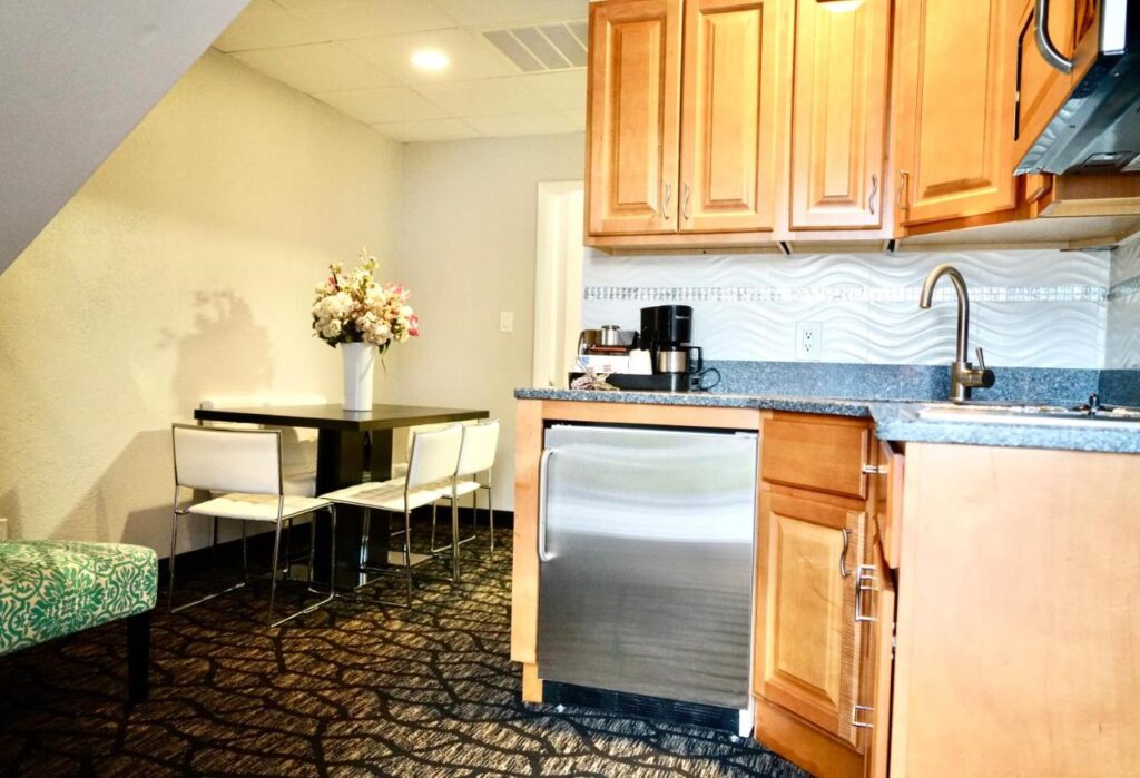 Periwinkle Inn - Image 3