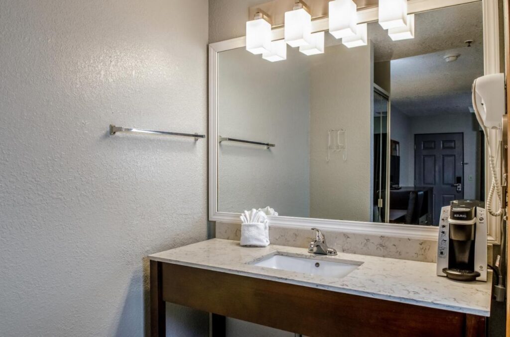 Clarion Hotel By Humboldt Bay - Image 3