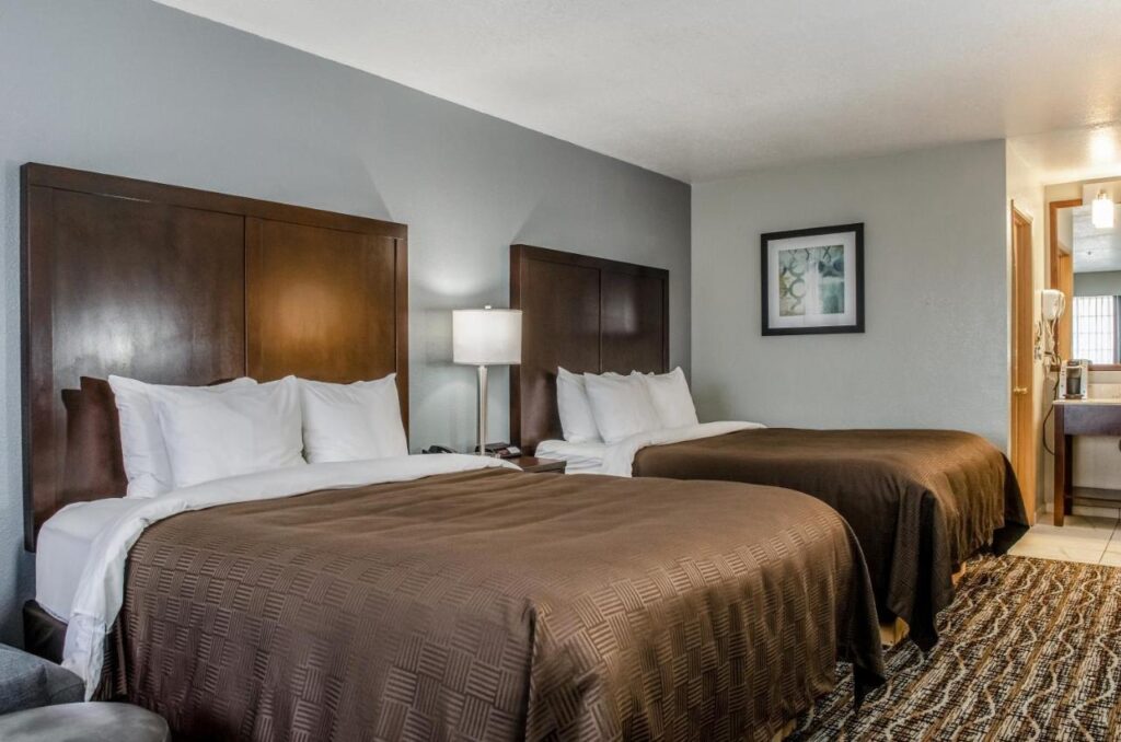 Clarion Hotel By Humboldt Bay - Image 4