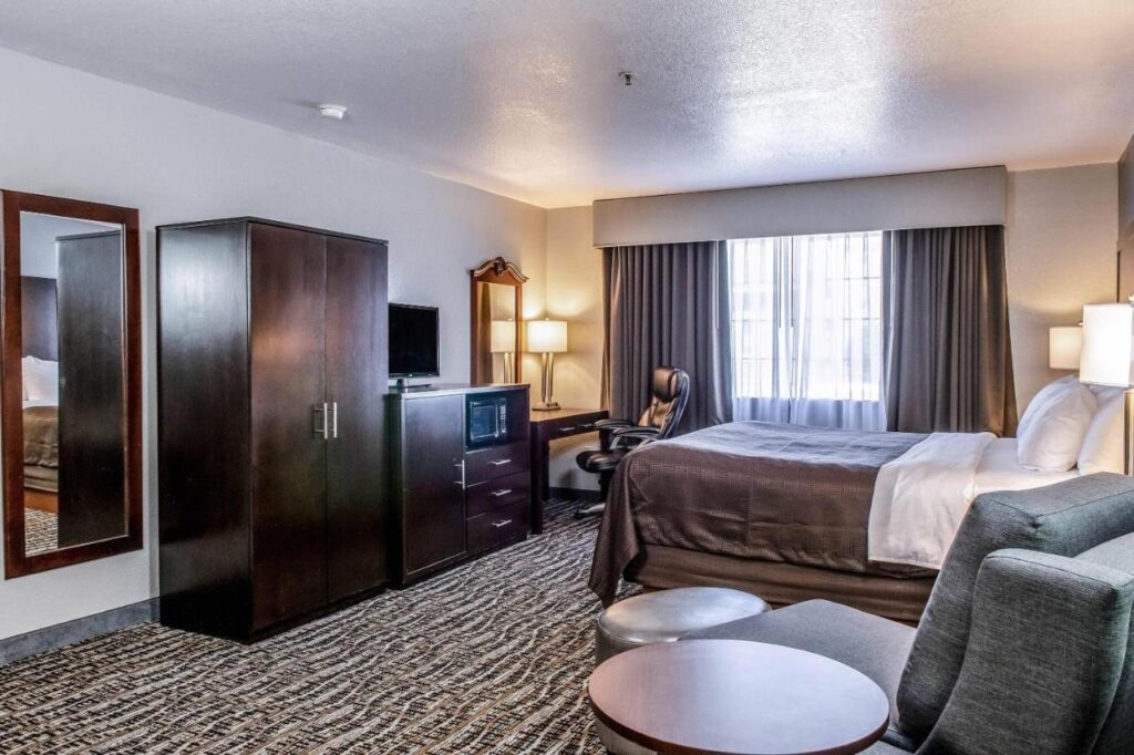 Clarion Hotel By Humboldt Bay - Image 6