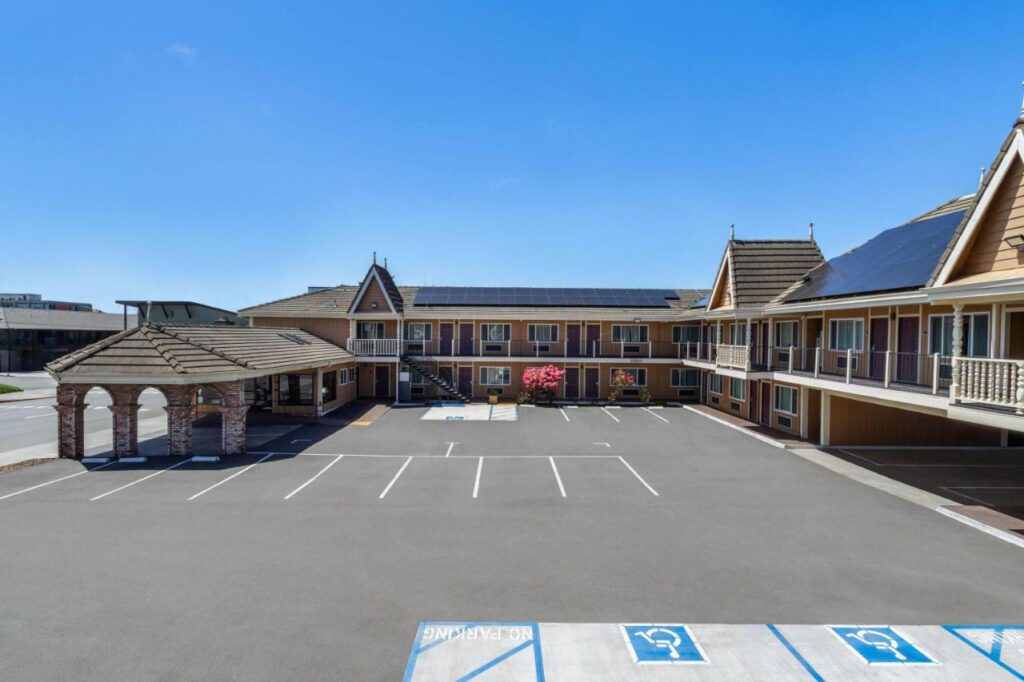 Ramada Bayside Inn & Suites Eureka - Image 1