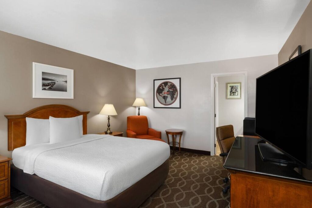 Ramada Bayside Inn & Suites Eureka - Image 2