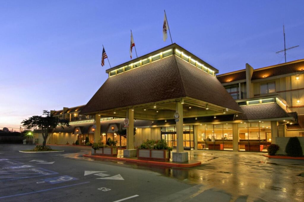 Red Lion Hotel Eureka - Image 1