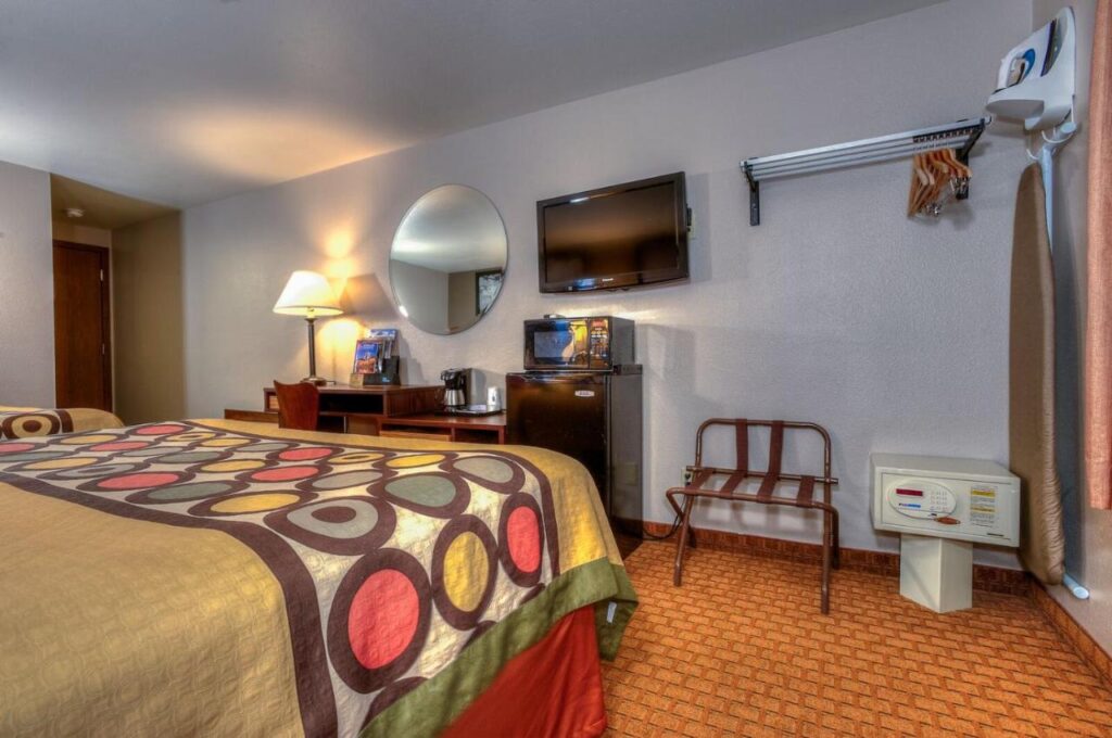 Super 8 by Wyndham Jackson Hole - Image 3