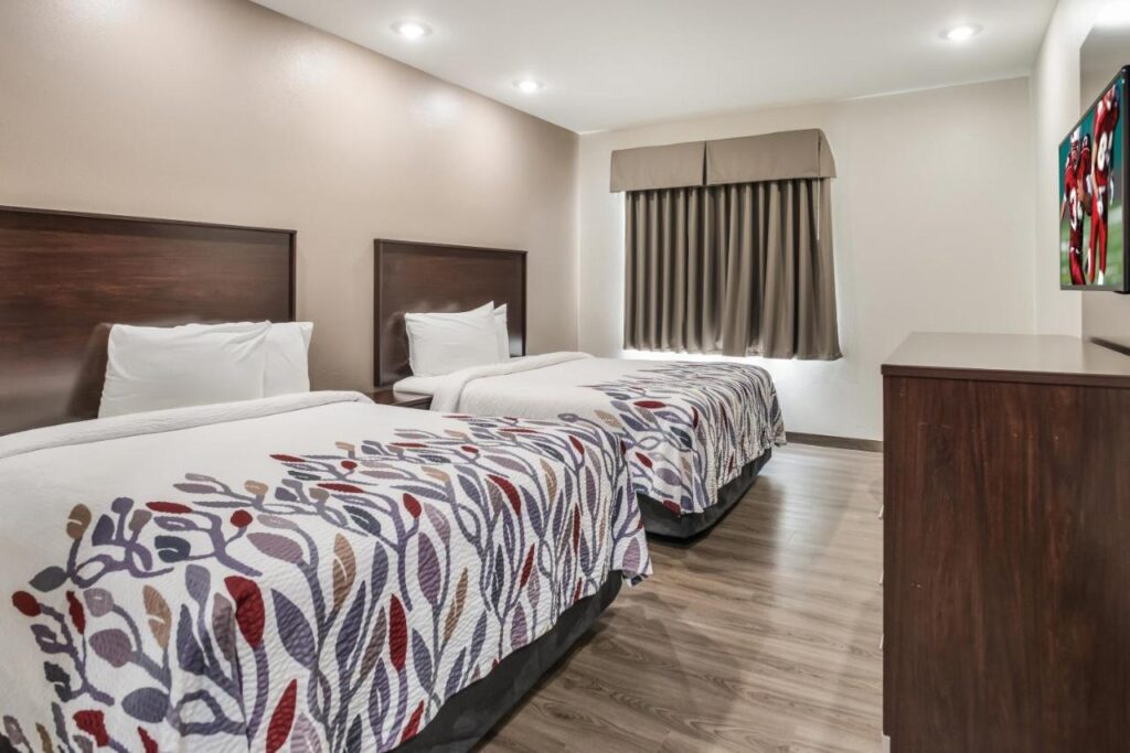 Red Roof Inn & Suites Lake Charles - Image 2