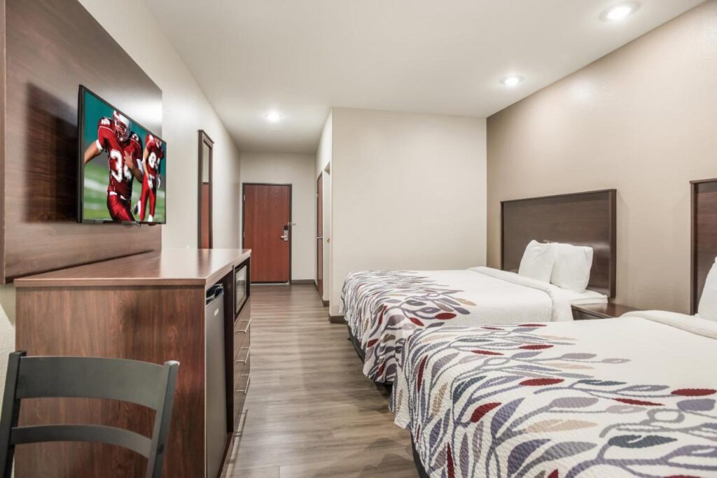 Red Roof Inn & Suites Lake Charles - Image 3