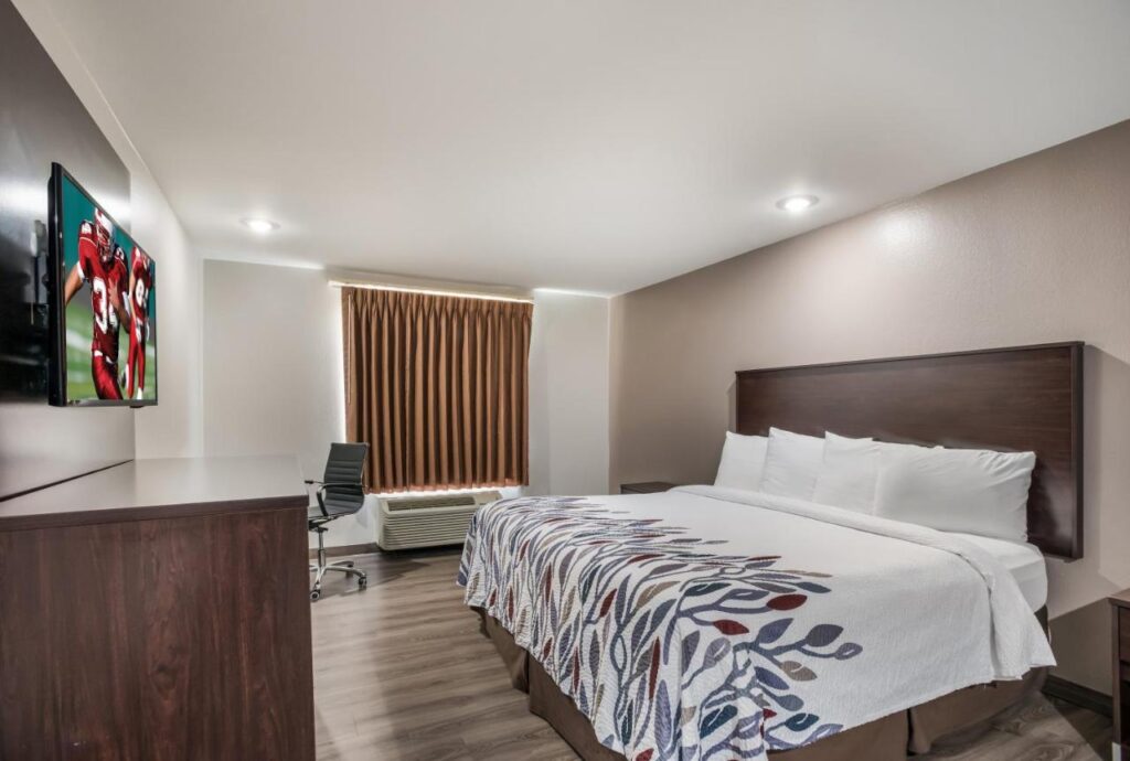 Red Roof Inn & Suites Lake Charles - Image 4