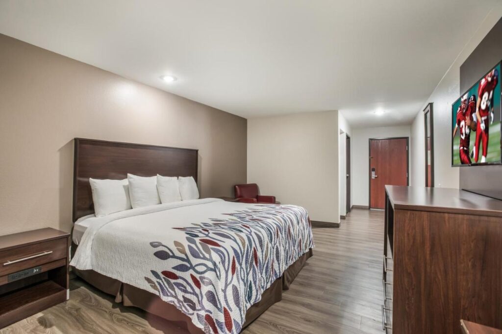 Red Roof Inn & Suites Lake Charles - Image 5