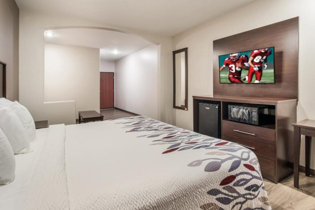 Red Roof Inn & Suites Lake Charles - Image 6