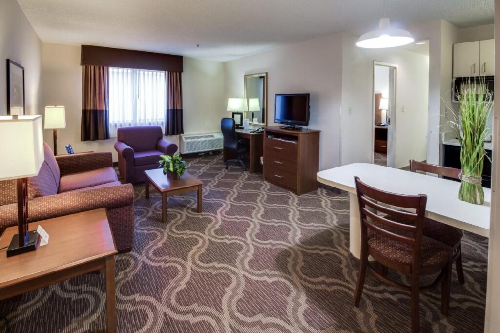 Ashmore Inn and Suites Lubbock - Image 6