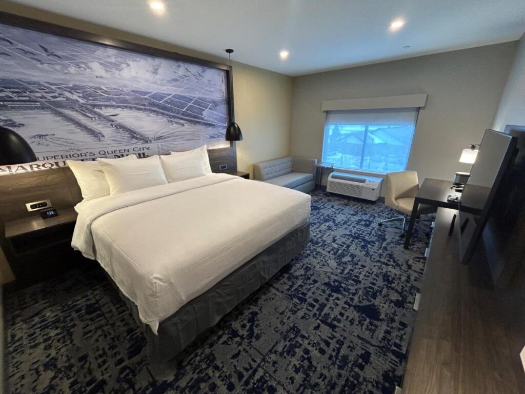 Best Western Plus Marquette Hotel & Suites - Image 2