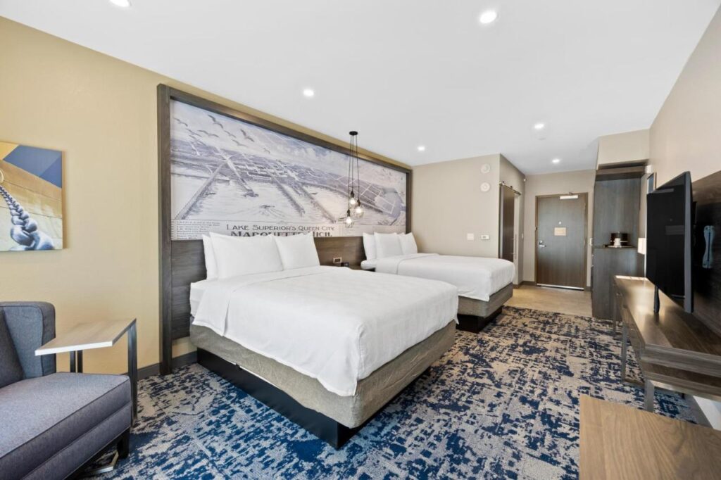 Best Western Plus Marquette Hotel & Suites - Image 4