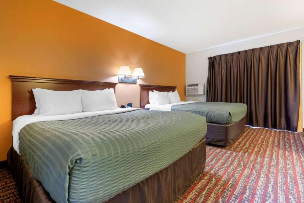 Econo Lodge Lakeview - Image 4