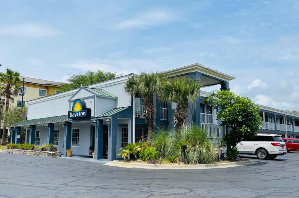 Days Inn by Wyndham Fort Walton Beach - Image 1