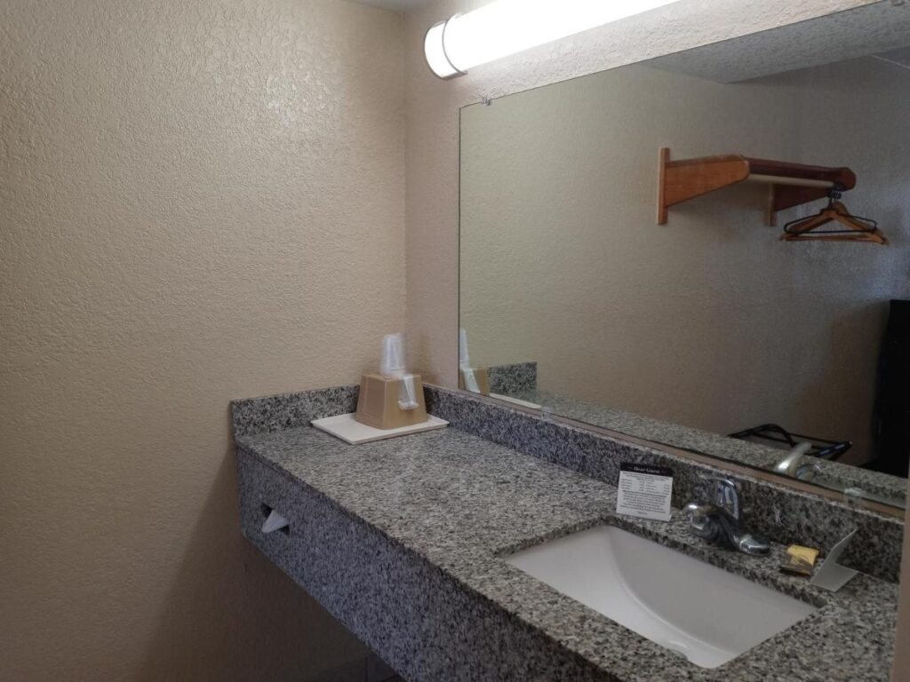 Hole Inn the Wall Hotel - Fort Walton Beach - Sunset Plaza - nearby Beaches & Hurlburt - Image 2