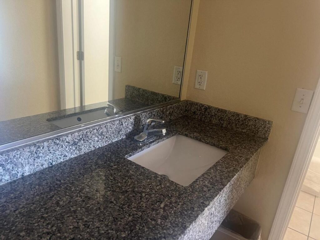 Hole Inn the Wall Hotel - Fort Walton Beach - Sunset Plaza - nearby Beaches & Hurlburt - Image 3