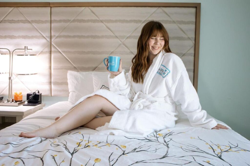 NEW 2026-Ocean Sands Beach Boutique Inn-Sauna and Salt-Mineral Pool -Free Beach Bikes and Famous Beach- Fresh Baked Cookies and Popcorn - Bathrobes and Sunscreen in all rooms-Ultra Sparkling-Free Laundry- 4 Grand Black Beds-Call NOW & Save-1-252-AHA-SAND - Image 1