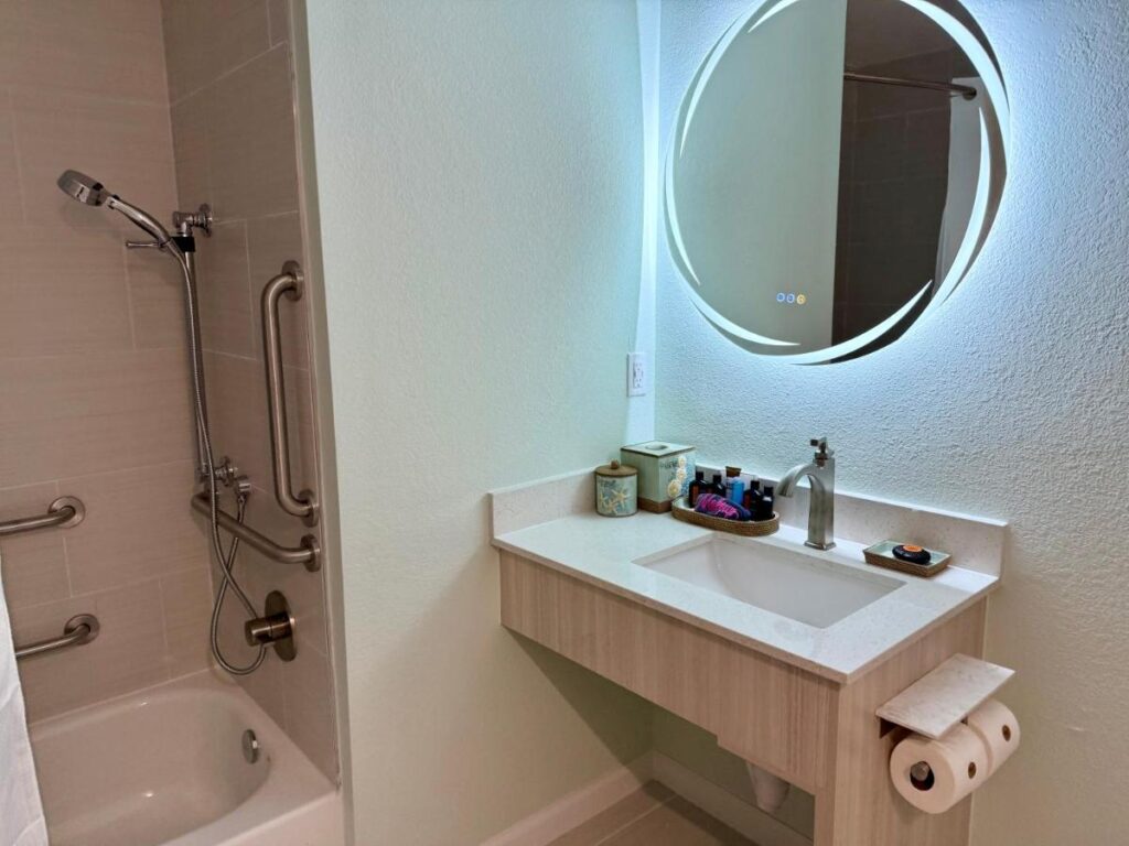 NEW 2026-Ocean Sands Beach Boutique Inn-Sauna and Salt-Mineral Pool -Free Beach Bikes and Famous Beach- Fresh Baked Cookies and Popcorn - Bathrobes and Sunscreen in all rooms-Ultra Sparkling-Free Laundry- 4 Grand Black Beds-Call NOW & Save-1-252-AHA-SAND - Image 5