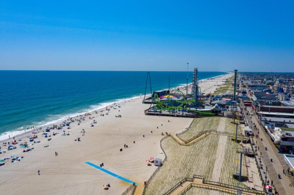 Boardwalk Hotel Charlee & Apartments Beach Hotel Oceanfront - Image 1