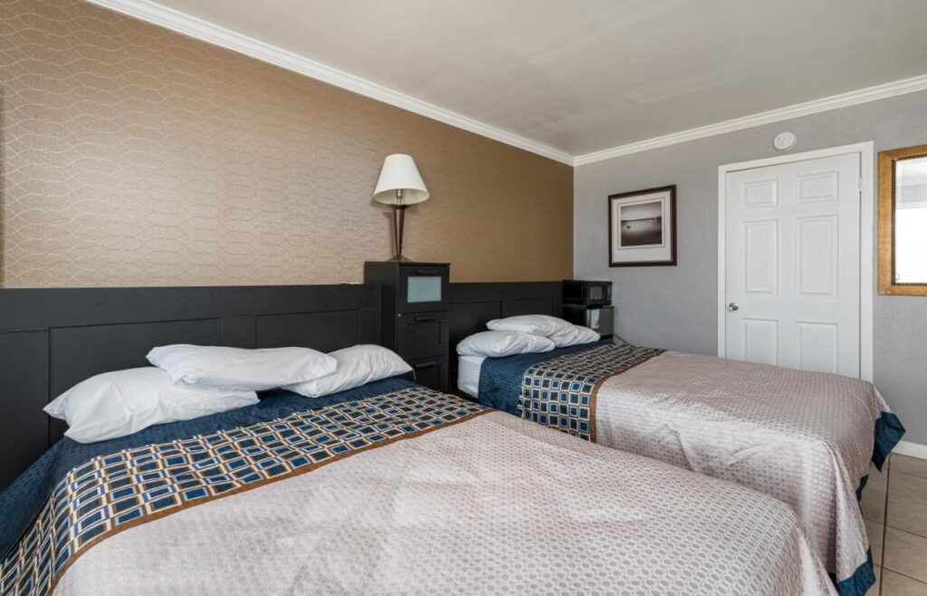 Boardwalk Hotel Charlee & Apartments Beach Hotel Oceanfront - Image 2