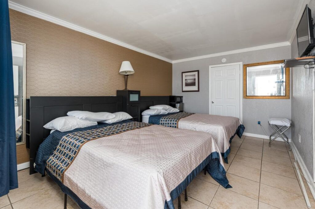 Boardwalk Hotel Charlee & Apartments Beach Hotel Oceanfront - Image 3