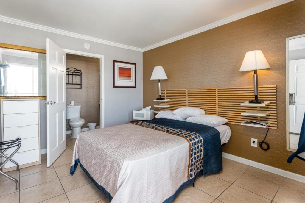 Boardwalk Hotel Charlee & Apartments Beach Hotel Oceanfront - Image 4
