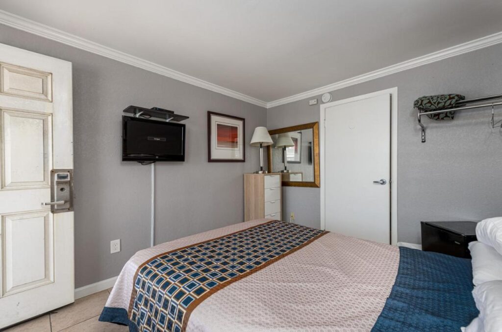 Boardwalk Hotel Charlee & Apartments Beach Hotel Oceanfront - Image 5
