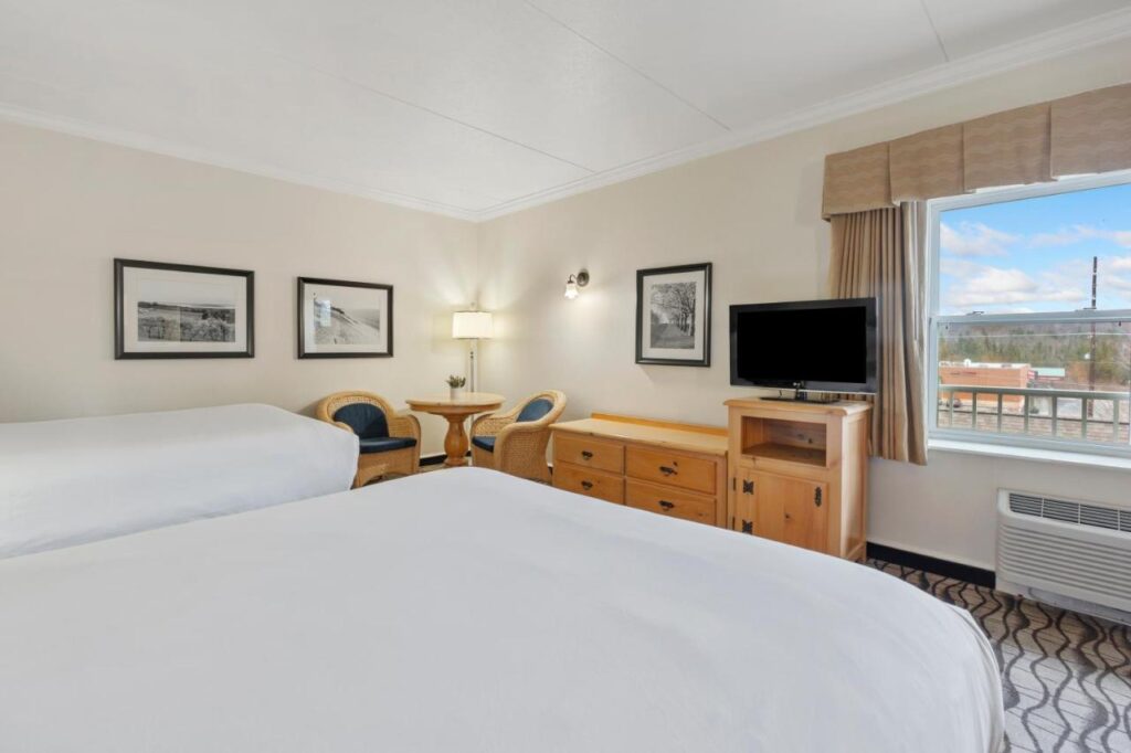 Cherry Tree Inn & Suites - Image 3