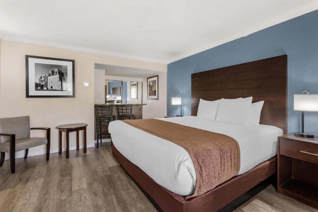 Best Western InnSuites Tucson Foothills Hotel & Suites - Image 1
