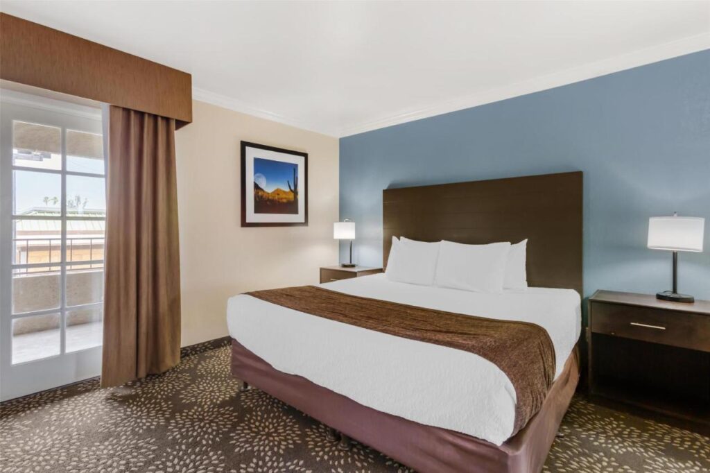 Best Western InnSuites Tucson Foothills Hotel & Suites - Image 2