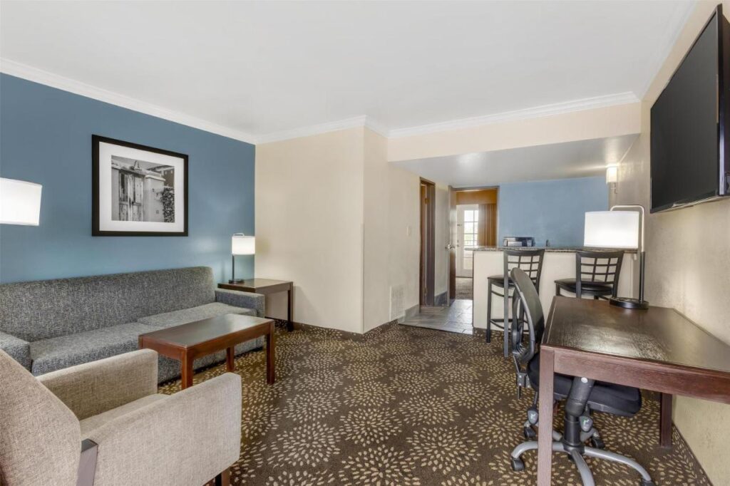 Best Western InnSuites Tucson Foothills Hotel & Suites - Image 3