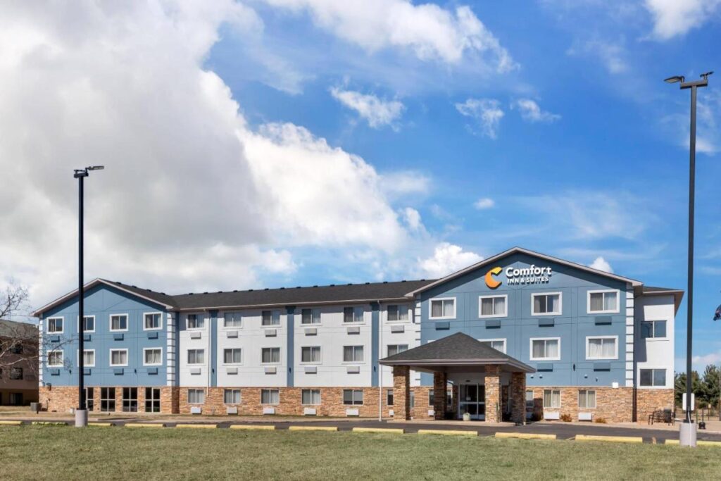 Comfort Inn & Suites Wisconsin Dells - Image 1